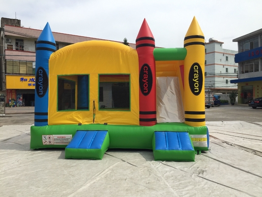 ترکیبی از قلعه بادی برای مهمانی در فضای باز با اسلاید بچه‌ها در حال پریدن