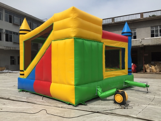 ترکیبی از قلعه بادی برای مهمانی در فضای باز با اسلاید بچه‌ها در حال پریدن