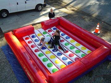 بچه های بزرگ در فضای باز سفارشی بازی Twister بادی برای خنده دار