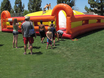 بازی های بادی بادکنکی زرد / قرمز Inflatable Soft Mountain برای مسابقات کودکان و نوجوانان