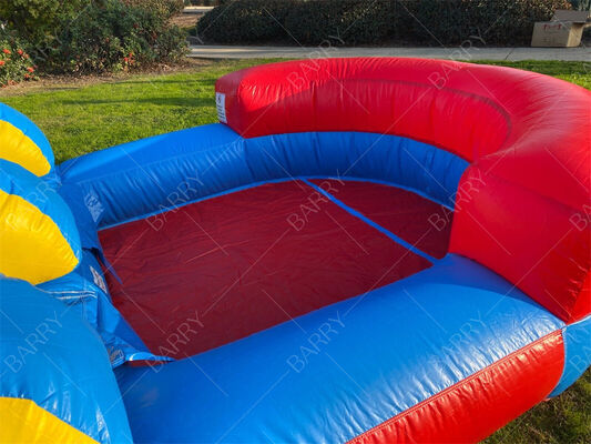 سرسرۀ بادی با تم رنگین کمان با استخر، وسایل بازی آبی رنگارنگ در فضای باز برای کودکان با گودال توپ