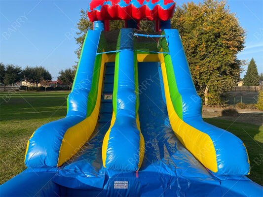 سرسرۀ بادی با تم رنگین کمان با استخر، وسایل بازی آبی رنگارنگ در فضای باز برای کودکان با گودال توپ