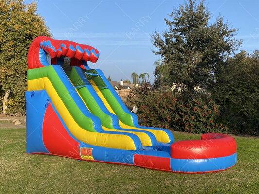 سرسرۀ بادی با تم رنگین کمان با استخر، وسایل بازی آبی رنگارنگ در فضای باز برای کودکان با گودال توپ