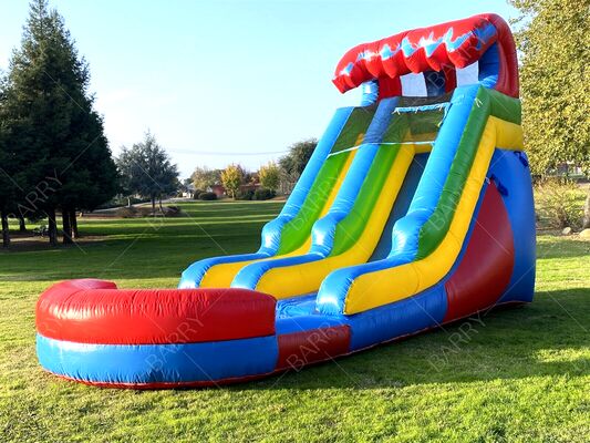 سرسرۀ بادی با تم رنگین کمان با استخر، وسایل بازی آبی رنگارنگ در فضای باز برای کودکان با گودال توپ