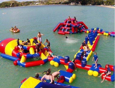 پارک آبی شناور بادی غول پیکر سفارشی Blow Up Aqua Park
